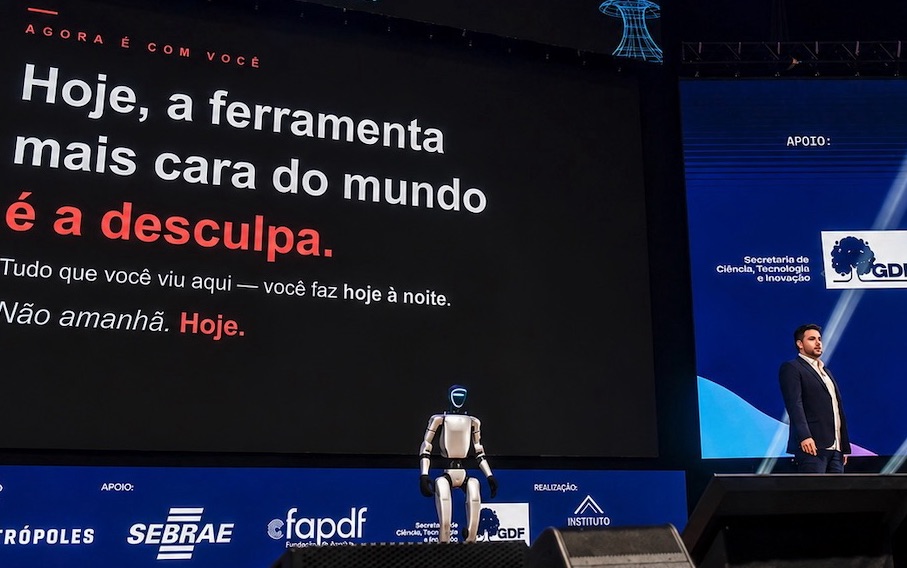 Tony Ventura interagindo com a plateia em palestra de IA para cooperativas
